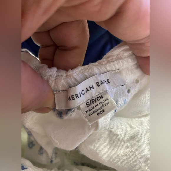 T37a- AMERICAN EAGLE White-Blue Floral EYELET Embroidered Ruched Spaghetti Top - Picture 4 of 6